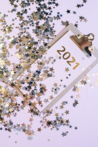 Clipboard marked 2021 with star glitter on lavender ground